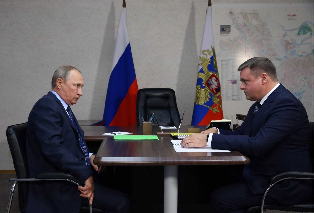 Wladimir Putin (L) mit Nikolai Ljubimow, dem Gouverneur des Gebiets Rjasan am 24. August 2017 während eines Treffens in Ryazan. (Archivfoto)