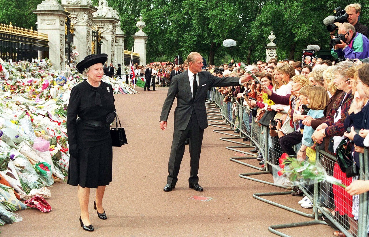 Queen Elizabeth II. und Prinz Philip bei der Beerdigung von Lady Diana im September 1997.