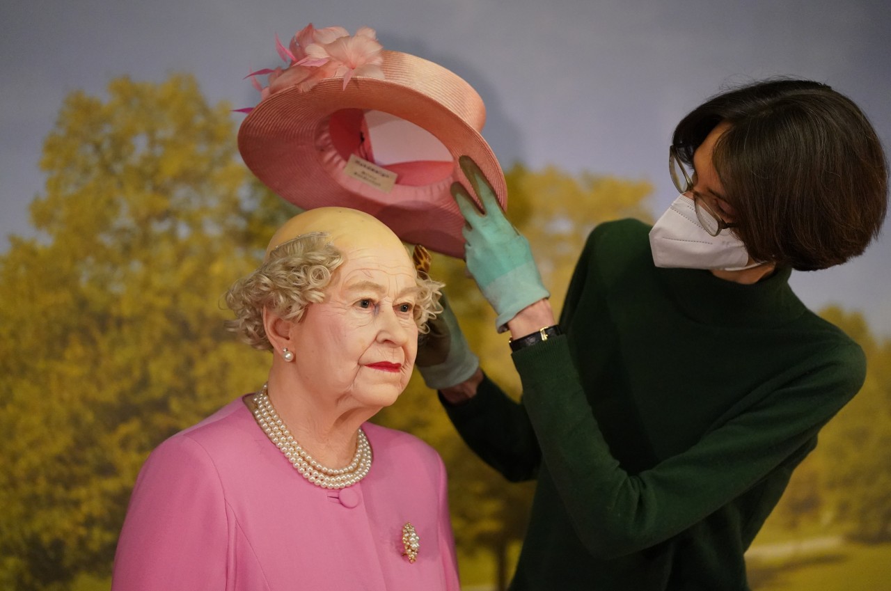 Die Wachsfigur von Queen Elizabeth II. wird im „Panoptikum“ für die Eröffnung hergerichtet.