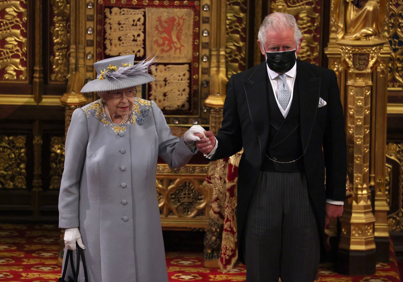 Queen Elizabeth II. gibt's künftig nur noch im Doppelpack: Wie hier mit ihrem Sohn Prinz Charles.