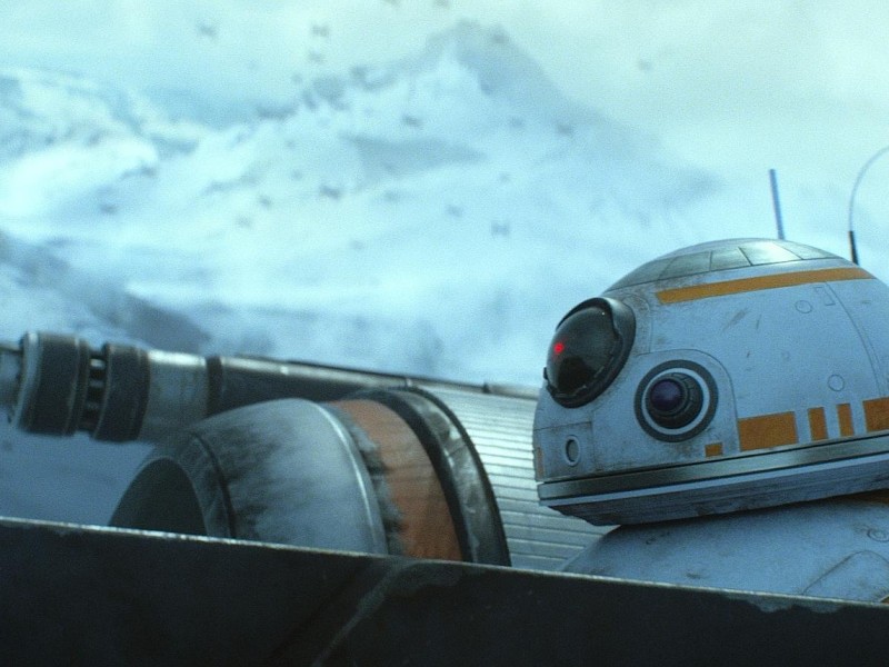 Auch der Droide BB-8 ist zu sehen. In dieser Szene ist BB-8 als Navigator in einem X-Wing angedockt.