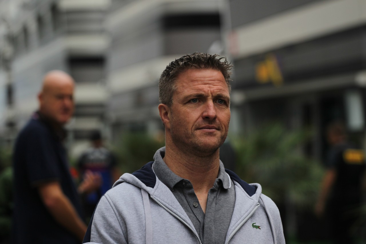 Ralf Schumacher glaubt an interne Probleme bei Aston Martin.