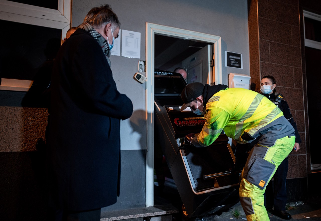 Am Samstagabend (12. März) stürmte die Polizei Duisburg mehrere illegale Lokale. Es wurden diverse illegale Spielautomaten sichergestellt.