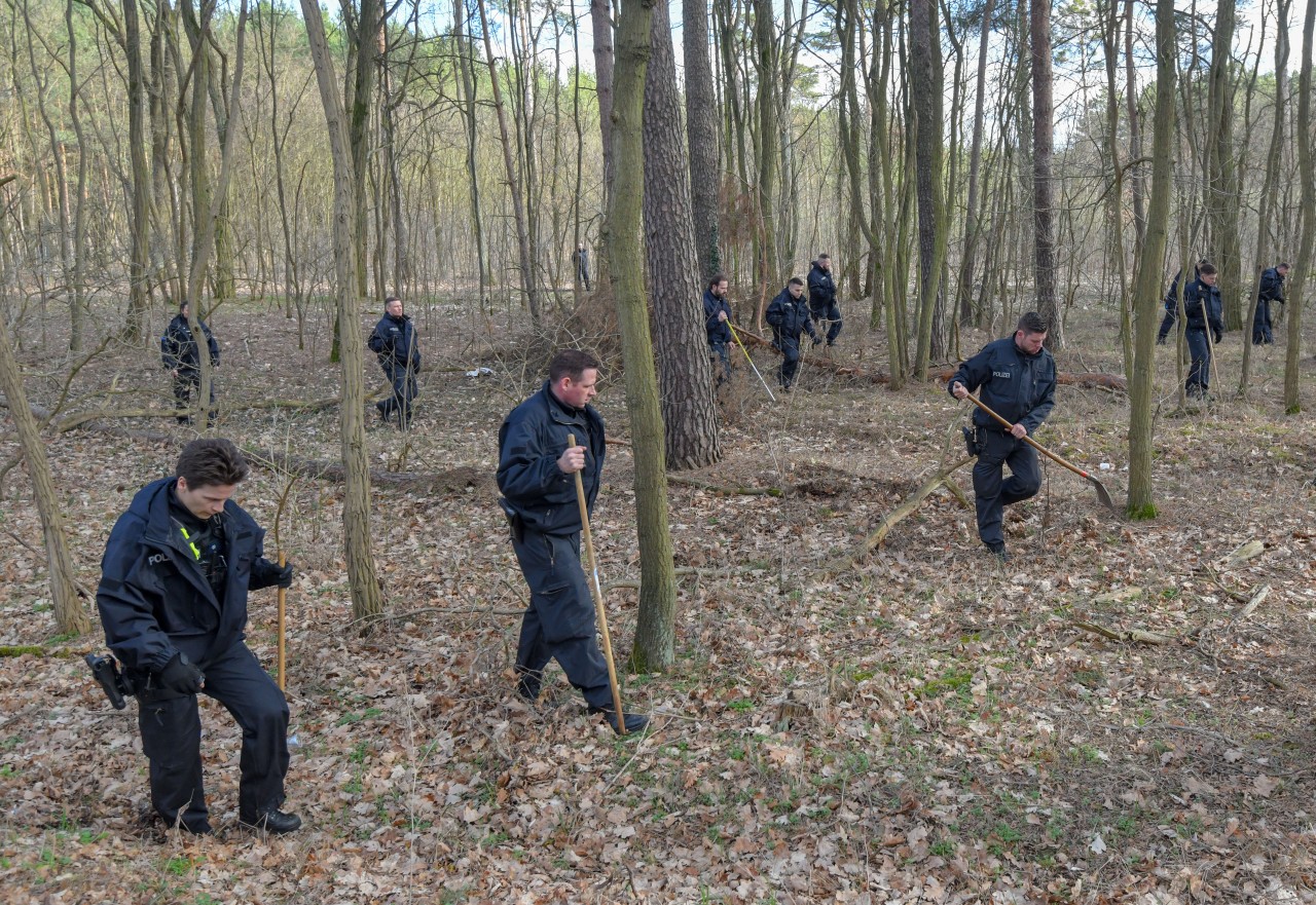 Rebecca Reusch: Im März 2019 suchte eine Hundertschaft der Polizei in einem Waldstück in Kummersdorf nach dem vermissten Mädchen.
