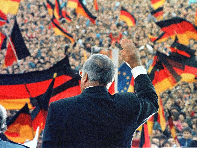 Der Wahlkämpfer: Eines der Lieblingsbilder Kohl. Es zeigt den Kanzler während im Wahlkampfjahr 1990. Aus der ersten Bundestagswahl nach der Einheit ging Kohls CDU im Dezember 1990 als klarer Sieger hervor. 