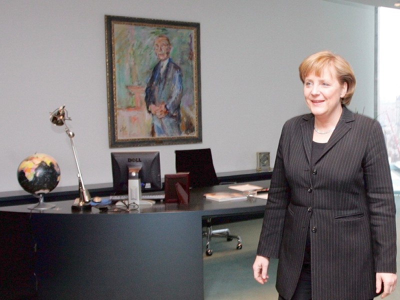 Mit Angela Merkel (*17. Juli 1954) kam 2005 die erste Frau an die Spitze der Bundesregierung. Zunächst regierte die Christdemokratin von 2005 bis 2009 in einer Großen Koalition mit der SPD, nach der Wahl 2009 mit einem Bündnis aus CDU und FDP – und seit 2013 wieder mit der SPD. Zuvor hatte sie als Ministerin für Frauen und Jugend (1991 bis 1994) sowie als Umweltministerin (1994 bis 1998) gearbeitet. Seit April 2000 ist Merkel Bundesvorsitzende der CDU.