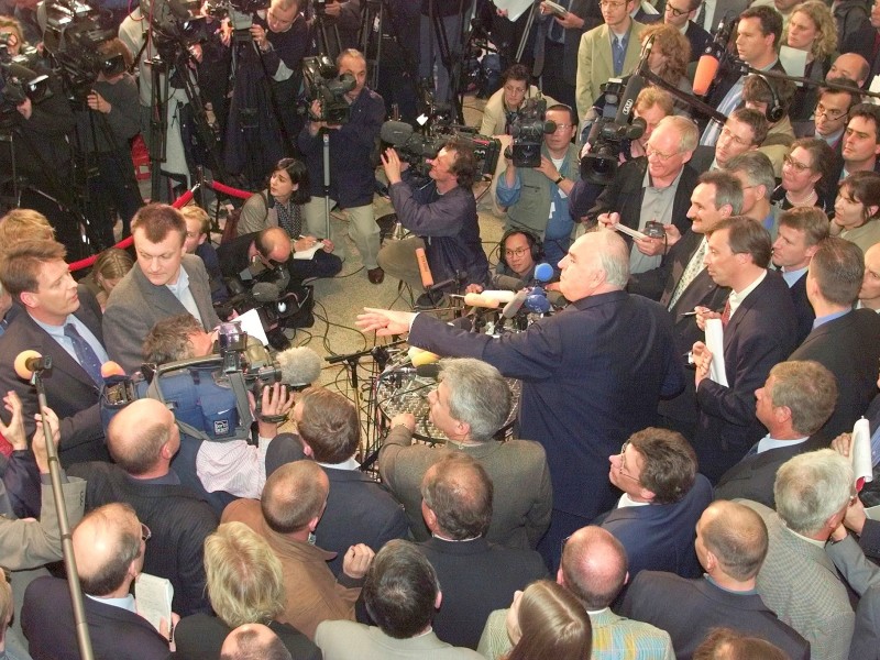 Der Gefallene. Durch die Spendenaffäre fielt Helmut Kohl im Jahr 2000 auch bei der CDU in Ungnade. Kohl weigerte sich, die Namen von Parteispendern zu nennen. Im Bundestag musste er sich einer Untersuchungskommission stellen. Bei einer spektakulären Pressekonferenz im Juni 2000 verteidigte sich Kohl vor einem Großaufgebot von Journalisten. 
