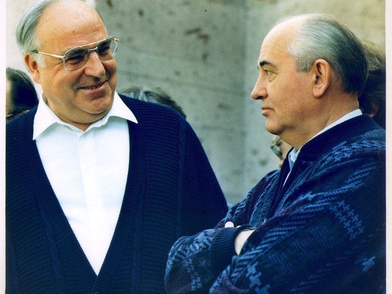 Der Freund: Mit Kremlchef Michail Gorbatschow verband Helmut Kohl ein enges Verhältnis. Unvergessen ist das Treffen der beiden Politiker im Kaukasus, bei dem Kohl dem russischen Präsidenten die Zustimmung zur deutschen Einheit abrang. Das Bild zeigt die beiden im Juli 1990 bei diesem Treffen. 