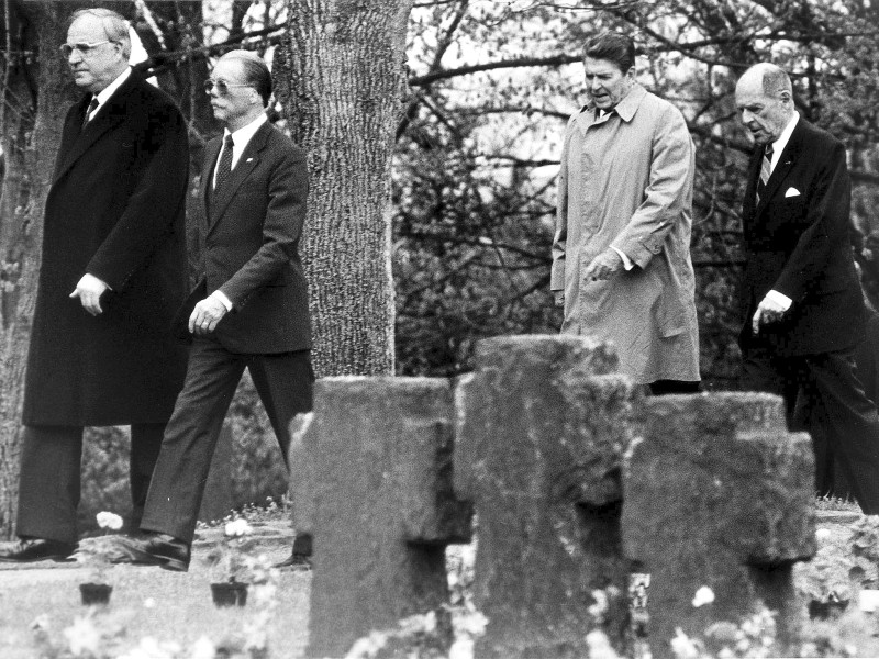Der umstrittene Gastgeber: Im Mai 1985 führte Kanzler Kohl (l.) den US-Präsidenten Ronald Reagan (2.v.r.) bei dessen Deutschlandbesuch auf einen Soldatenfriedhof  in Bitburg in der Eifel. Der Programmpunkt sorgte weltweit für Schlagzeilen - auf dem Friedhof liegen neben 2000 gefallenen Soldaten des Zweiten Weltkriegs auch 49 Mitglieder der Waffen-SS begraben. 