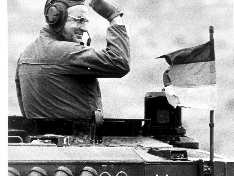 Der Truppenbesucher: Bei einem Besuch deutscher und britischer Soldaten in Norddeutschland im September 1986 kletterte Kohl auf einen Leopard-Panzer. Es war wieder Wahlkampf.  Die Bundestagswahl Anfang 1987 gewann Kohls CDU. 