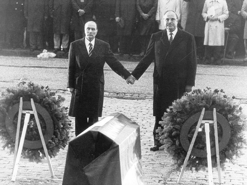 Historischer Händedruck: Beim Gedenken an die Opfer des 1. Weltkriegs gedachten Kanzler Helmut Kohl und Frankreichs Staatspräsident Francois Mitterrand 1984 Hand in Hand der Toten. Die Geste wurde zu einem Symbol der deutsch-französischen Freundschaft. 