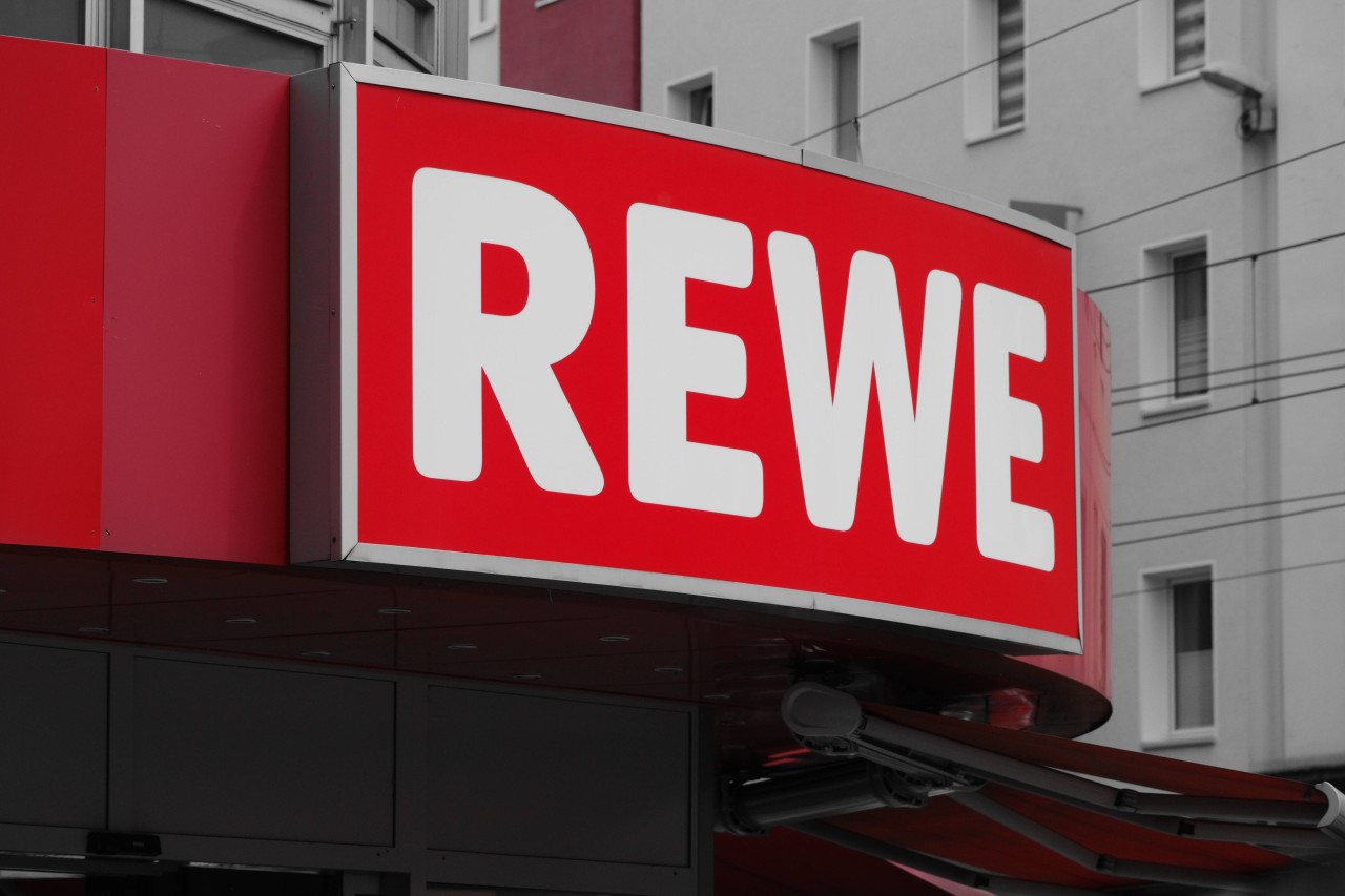 Rewe: Beim Supermarkt gibt es aktuellen einen Produkt-Rückruf. (Symbolbild)