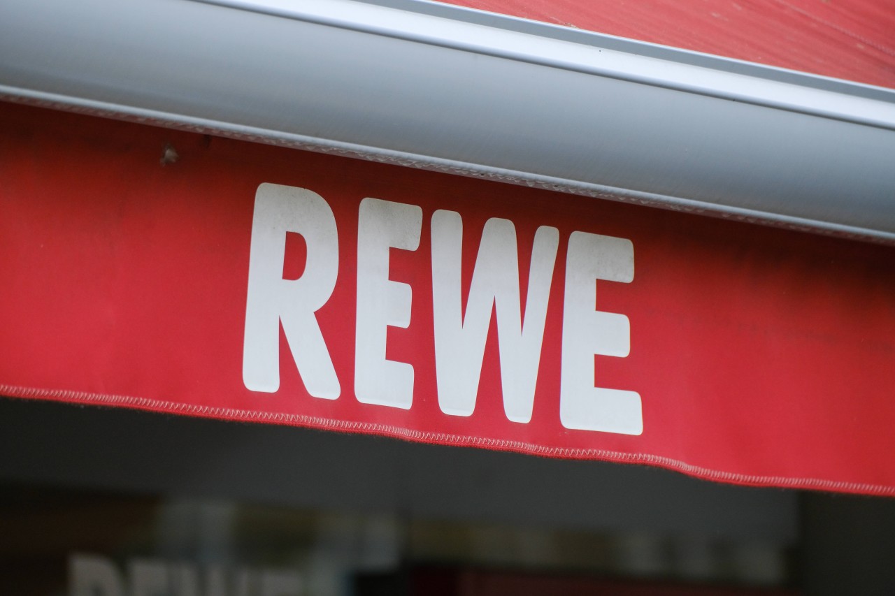 Bei Rewe haben sich einige Kunden daneben benommen - nun greift ein Markt durch. (Symbolbild) 