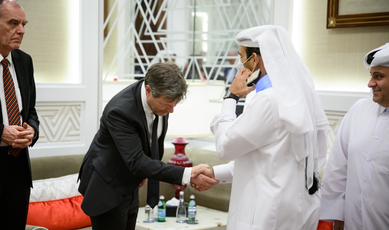 Robert Habeck (2.v.l.) am 20.03.2022 mit Saad Scharida al-Kaabi (2.v.r.), Energieminister von Katar. 