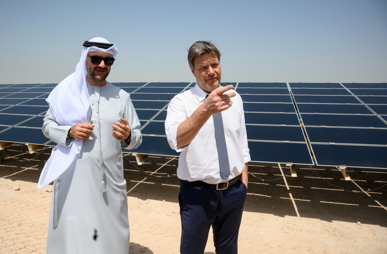 Robert Habeck führte im März in Katar und wie auf diesem Foto in den Vereinigten Arabischen Emiraten mit Mohamed Jameel Al Ramahi, CEO der Abu Dhabi Future Energy Company (Masdar), zahlreiche Gespräche über mögliche Energieimporte aus den Golf-Staaten.  
