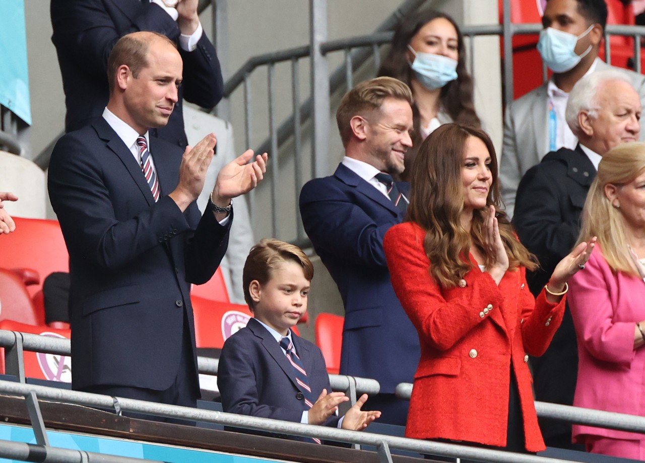 Prinz William, Prinz George und Kate Middleton waren live im Wembley-Stadion zu Gast, als England mit einem 2:0 gegen Deutschland gewann.