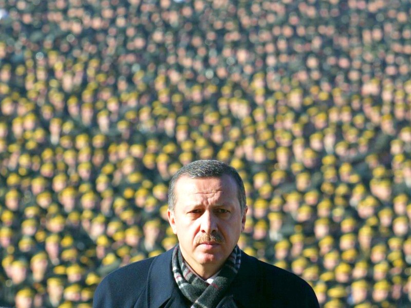 Im Jahr 2003 übernahm Erdogan das Amt des Ministerpräsidenten. Die Aufnahme zeigt Erdogans Teilnahme an der Zeremonie zum 67. Todestag von Mustafa Kemal Atatürk in Ankara.