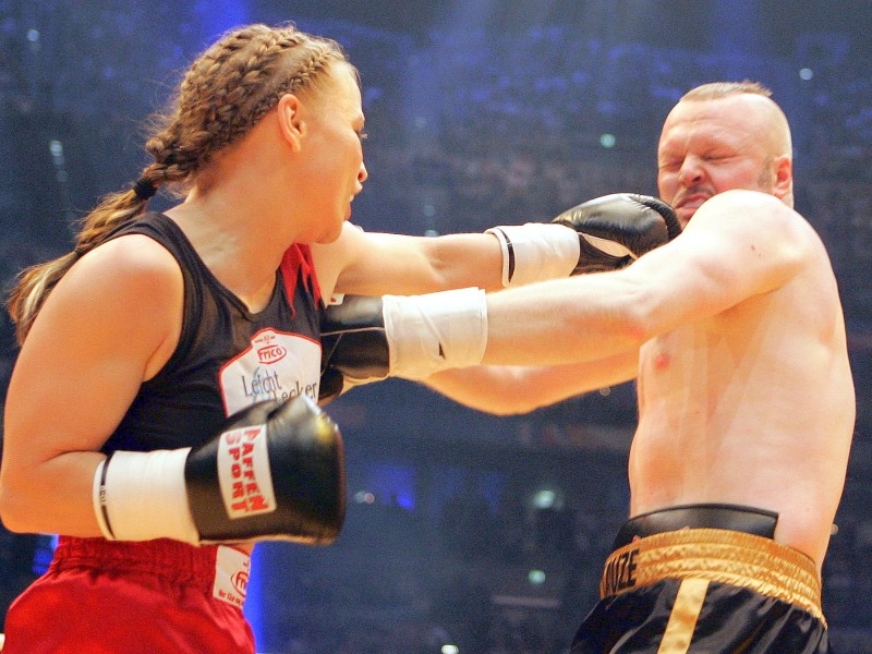 88 Kilo Killerplauze gegen 52,5 Kilo Fliegengewicht – Boxweltmeisterin Regina Halmich ließ Stefan Raab beim Showboxen 2007 ganz schön alt aussehen.