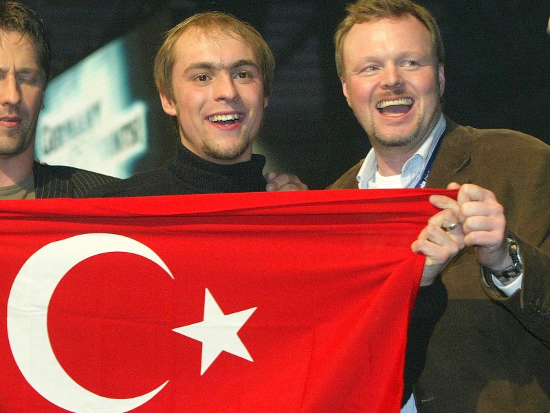 Bei der deutschen Vorentscheidung des Eurovison Song Contests 2004 gewann Max Mutzke (links). Seinen Song „Can’t wait until tonight“ hat Stefan Raab geschrieben und produziert.