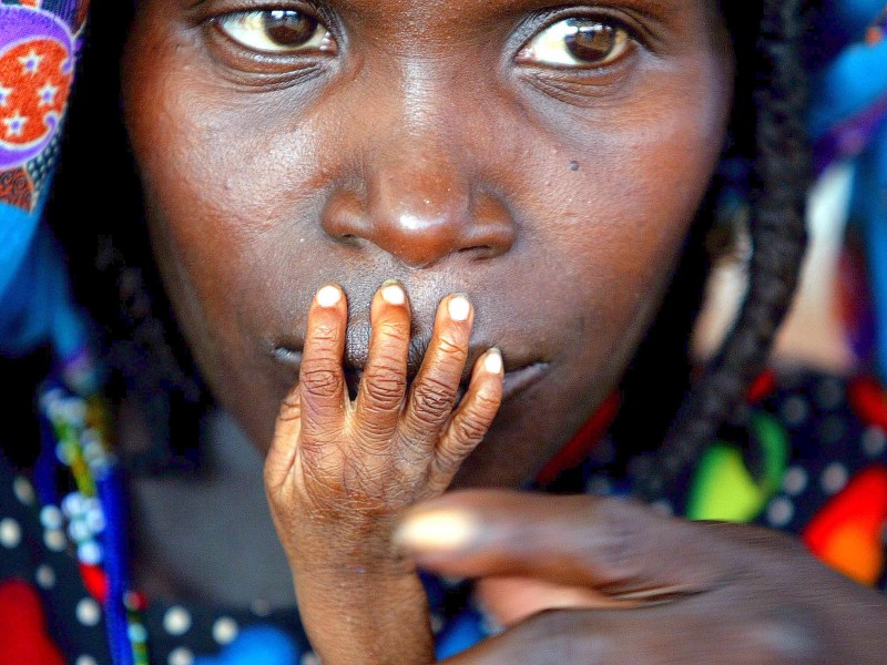 Die Finger der einjährigen Alassa Galisou gegen die Lippen ihrer Mutter gepresst: Dieses Fotos aus dem Nordwesten des Niger zeigt – wie häufig auch andere Katastrophen-Fotos – kein Gesicht des Kindes. Damit stehe das Bild theoretisch für alle Kinder auf der Welt, sagt die Bildwissenschaftlerin Annette Vowinckel.