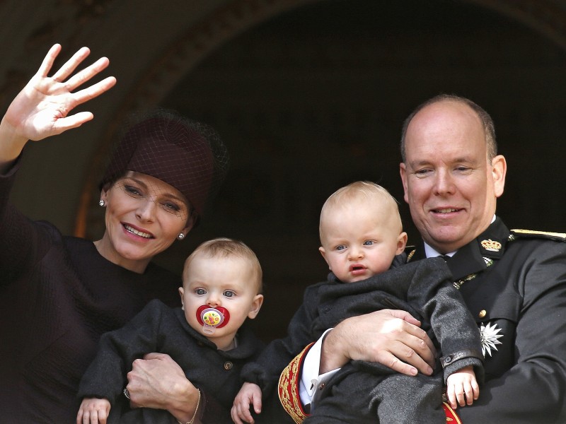 Das Fürstenpaar von Monaco ist ebenfalls Eltern geworden. Ihre Zwillinge Gabriella Thérèse Marie, Comtesse von Carladès, und Jacques Honoré Rainier, Erbprinz von Monaco, Marquis von Baux kamen 2014 zur Welt.