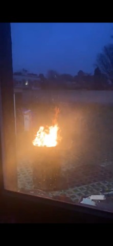 Ruhrgebiet: Bei Alexander Peters im Hof brennt eine Feuertonne.