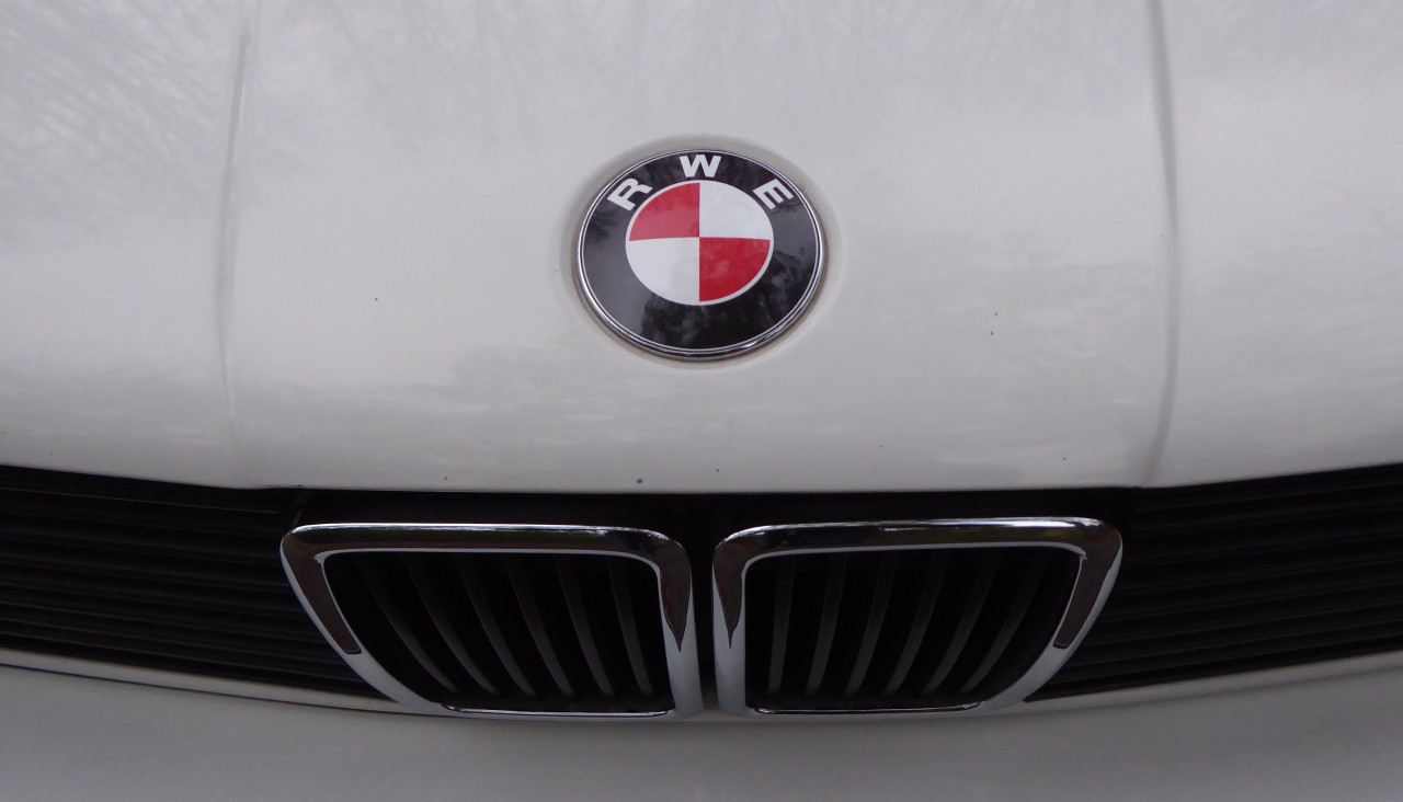 Der Essener René Flink hat das Logo seines BMW in eine Hommage an Rot-Weiss Essen umgearbeitet.