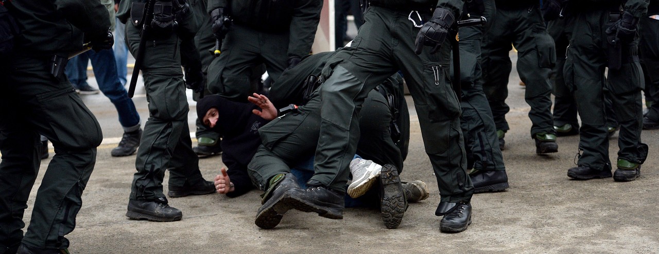 Polizisten setzen in Wuppertal einen Pegida-Sympathisanten fest.
Foto: Volker Hartmann/FUNKE Foto Services  