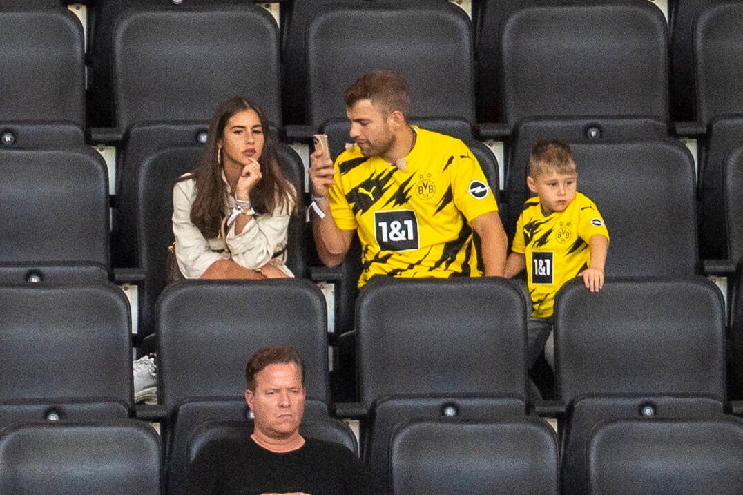 Sarah Lombardi und ihr Partner Julian Büscher im Fußballstadion. 