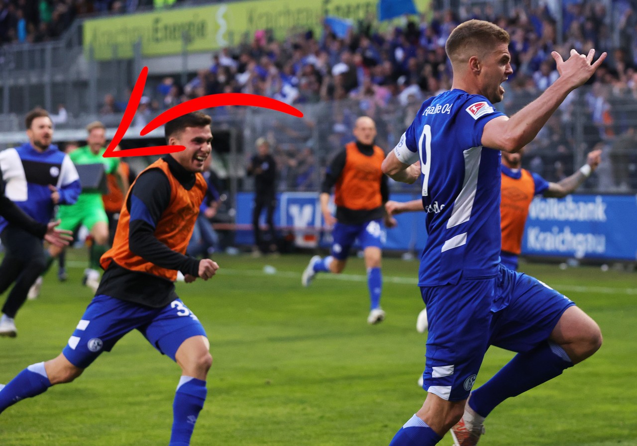 FC Schalke 04: Ralf Fährmann kommt am Bildrand mit Werbebande bewaffnet angestürmt. Der Wurf wurde von den Kameras nicht festgehalten.
