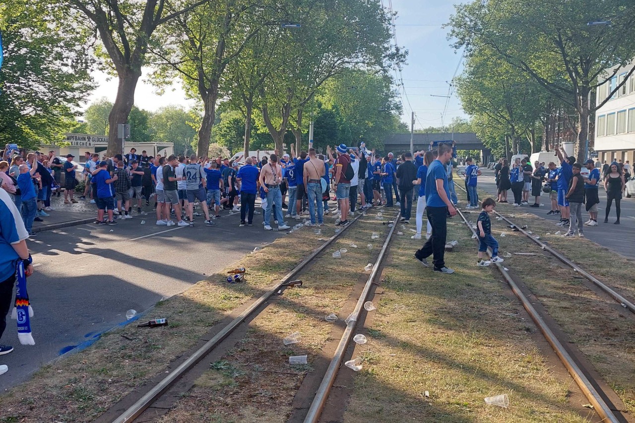 Feiernde Fans des FC Schalke 04 legten am Sonntag die Kurt-Schumacher-Straße lahm.