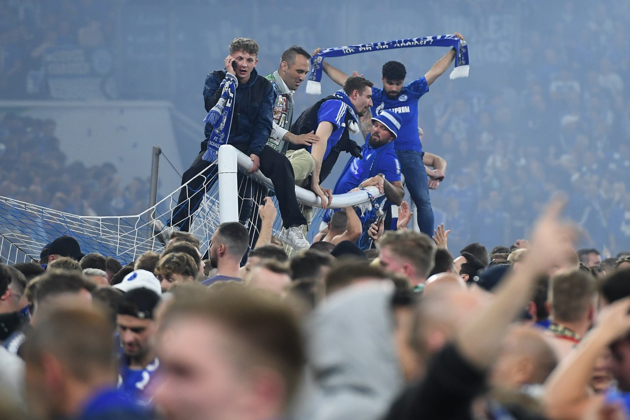 Beim Aufstieg des FC Schalke 04 stürmten tausende Fans den Platz.