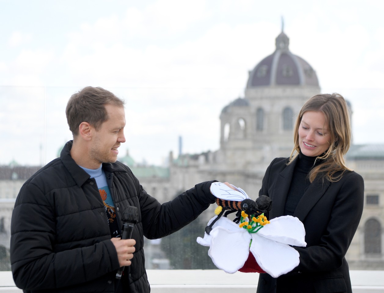 Sebastian Vettel ist fortan Botschafter für das Bienenschutz-Projekt „BioBienenApfel“.