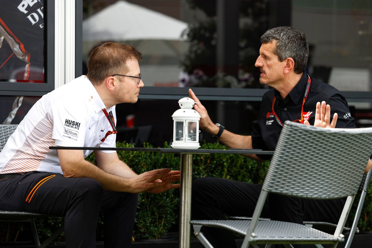 Besonders die Teamchefs Andreas Seidl (McLaren, r.) und Günther Steiner (Haas) sprechen sich deutlich gegen Triple-Header aus.