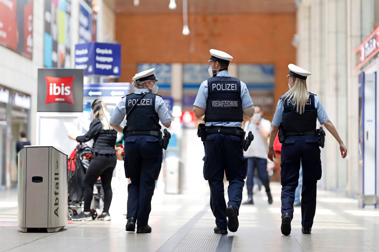 Die Polizei nahm sich den 38-Jährigen am Hauptbahnhof in Bonn vor. (Symbolbild)