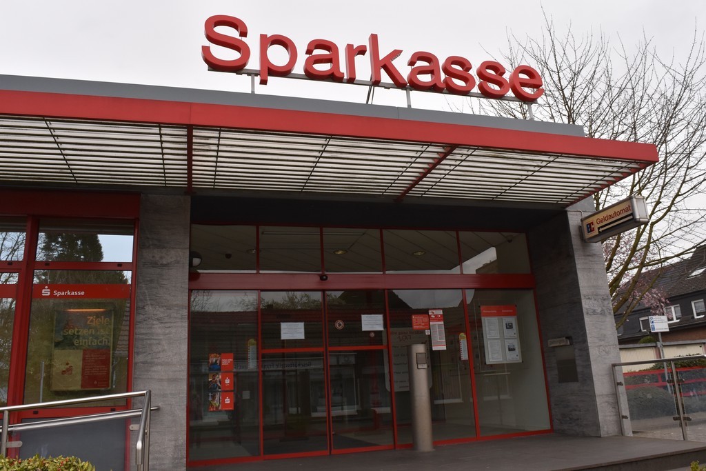 Die Sparkasse an der Dorfstraße am Tag danach., Die Sparkasse blieb auch am Freitag geschlossen.