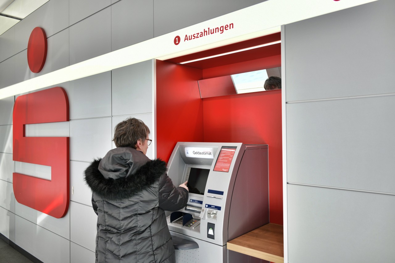 Sparkasse, Deutsche Bank und Co.: Immer mehr Geldautomaten verschwinden aus den Städten. (Symbolbild)