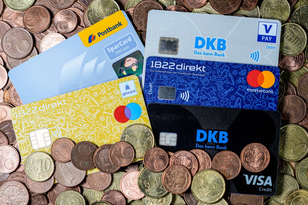 Für viele Bankkunden wird es bald eine gravierende Änderung an ihren Bankkarten geben. (Symbolfoto)