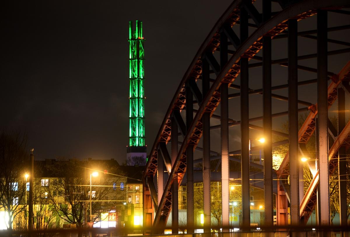 Charakteristisch für den Stadtwerke-Turm: Das grüne Licht. Seit 1999 erstrahlte der Turm in der auffälligen Farbe. 