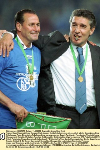 ... 2001 und 2002 den DFB-Pokal.