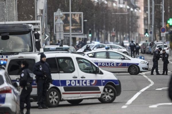 Die Polizei hatte am Donnerstag einen Großeinsatz im Stadtteil Neudorf in Straßburg gestartet. Am Abend wurde der mutmaßliche Attentäter Chérif Chekatt erschossen. 