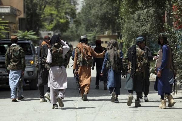 Afghanistan: Taliban-Kämpfer patrouillieren am Dienstag im Viertel Wazir Akbar Khan. 