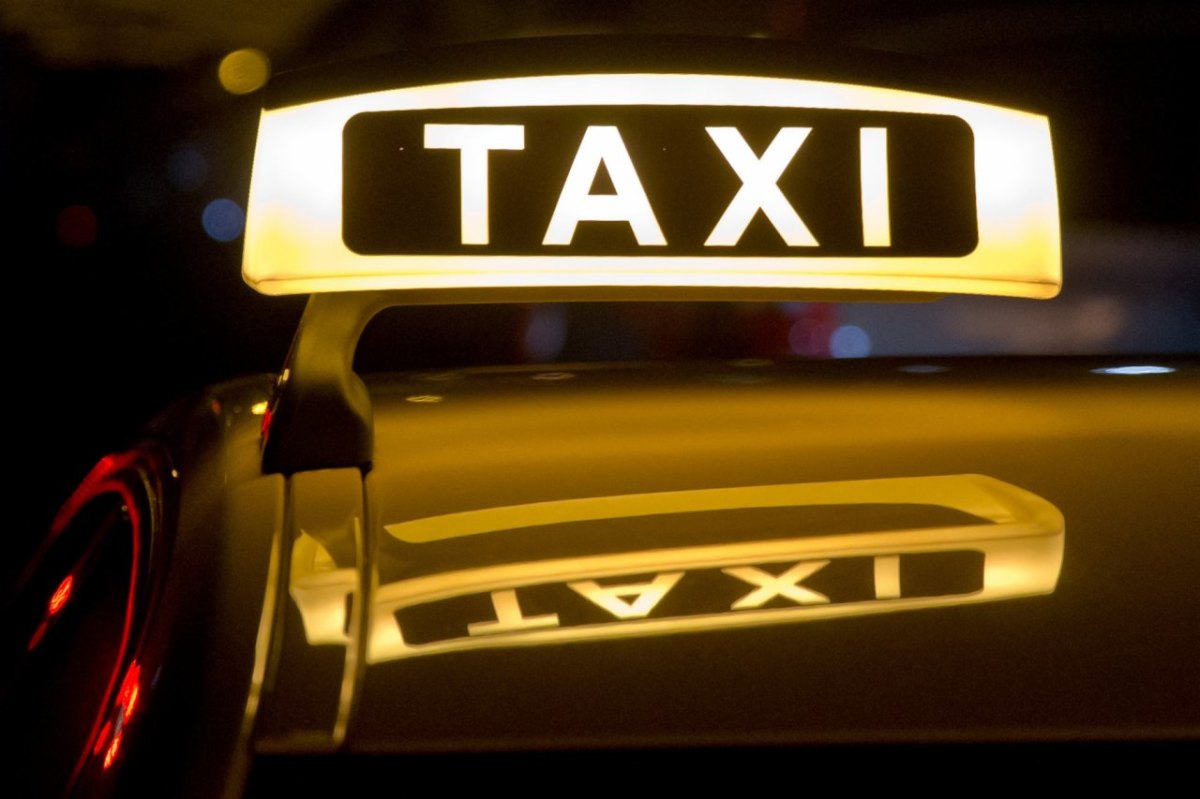 Taxi: Rote Lämpchen im Schild sind ein Zeichen für Gefahr