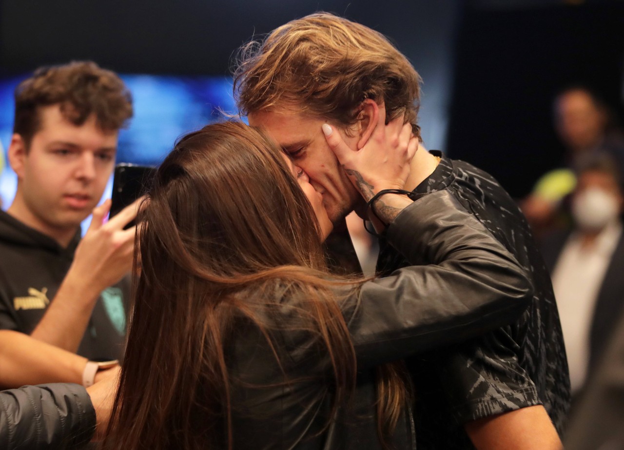 Sophia Thomalla küsst Alexander Zverev vor laufenden Kameras! 