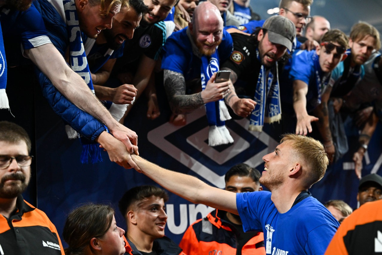 Beim FC Schalke 04 feierte Timo Becker mit, der Stunden zuvor noch für Rostock spielte.