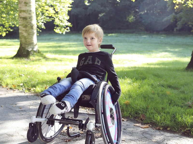 Die sechsjährige Marie A. ist auf den Rollstuhl angewiesen. Zu ihrem Krankheitsbild gibt es keine eindeutige Diagnose.