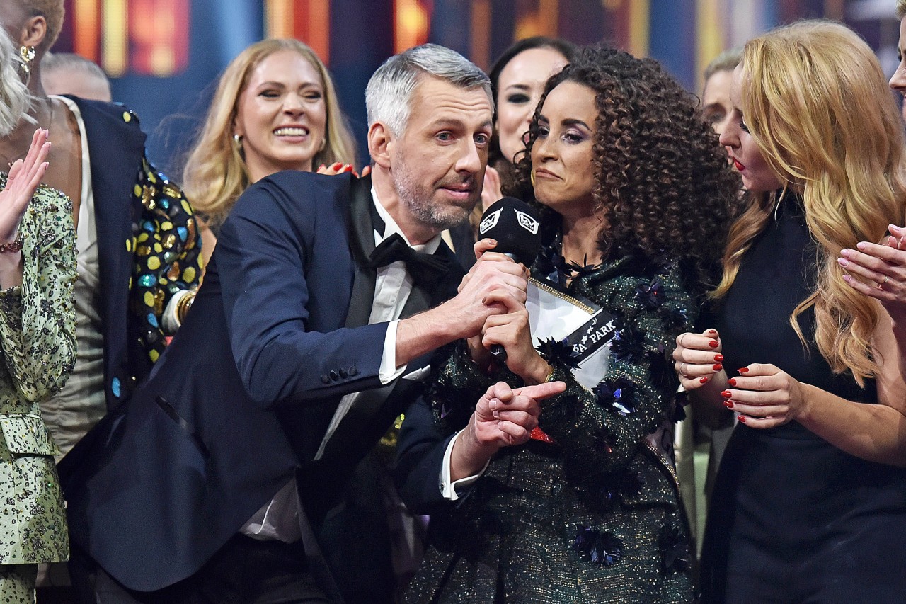 „TV Total“-Star Sebastian Pufpaff stiehlt der „Miss Germany 2022“ die Show.