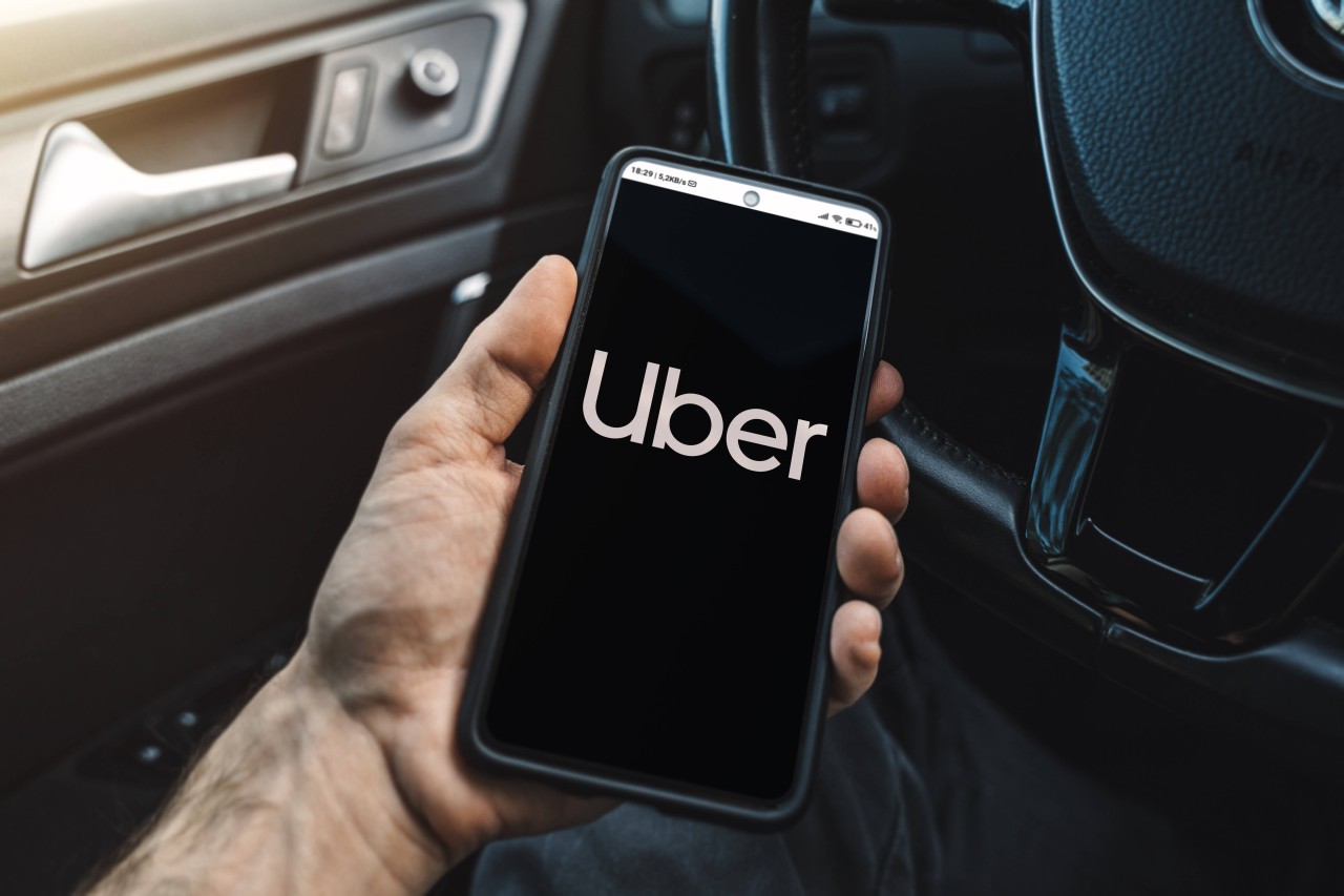 „Uber” bietet weltweit Online-Vermittlungsdienste zur Personenbeförderung an. (Symbolbild)