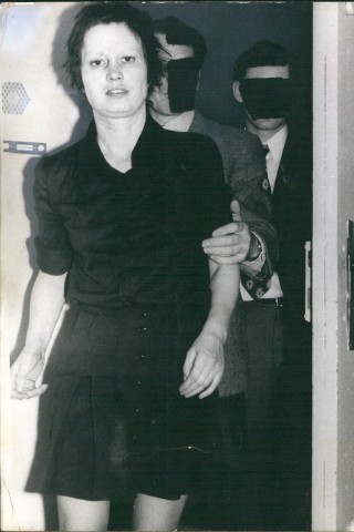 Im Mai 1972 starteten die Terroristen um Ulrike Meinhof eine Offensive mit mehreren Anschlägen in deutschen Städten, unter anderem auf die Polizei in Augsburg und München. Vier Menschen kamen dabei ums Leben. Schon kurze Zeit später fassten die Ermittler Andreas Baader – Ulrike Meinhof wurde zwei Wochen nach ihm verhaftet.