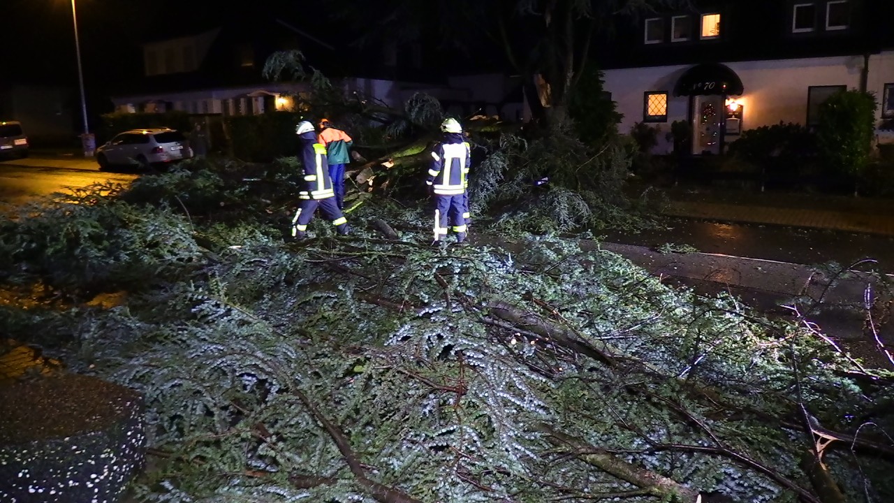 Das Unwetter machte auch vor dieser Straße in Mülheim nicht Halt.